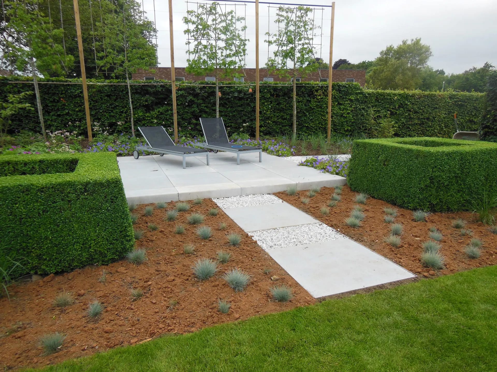 Strak terras achter in de tuin