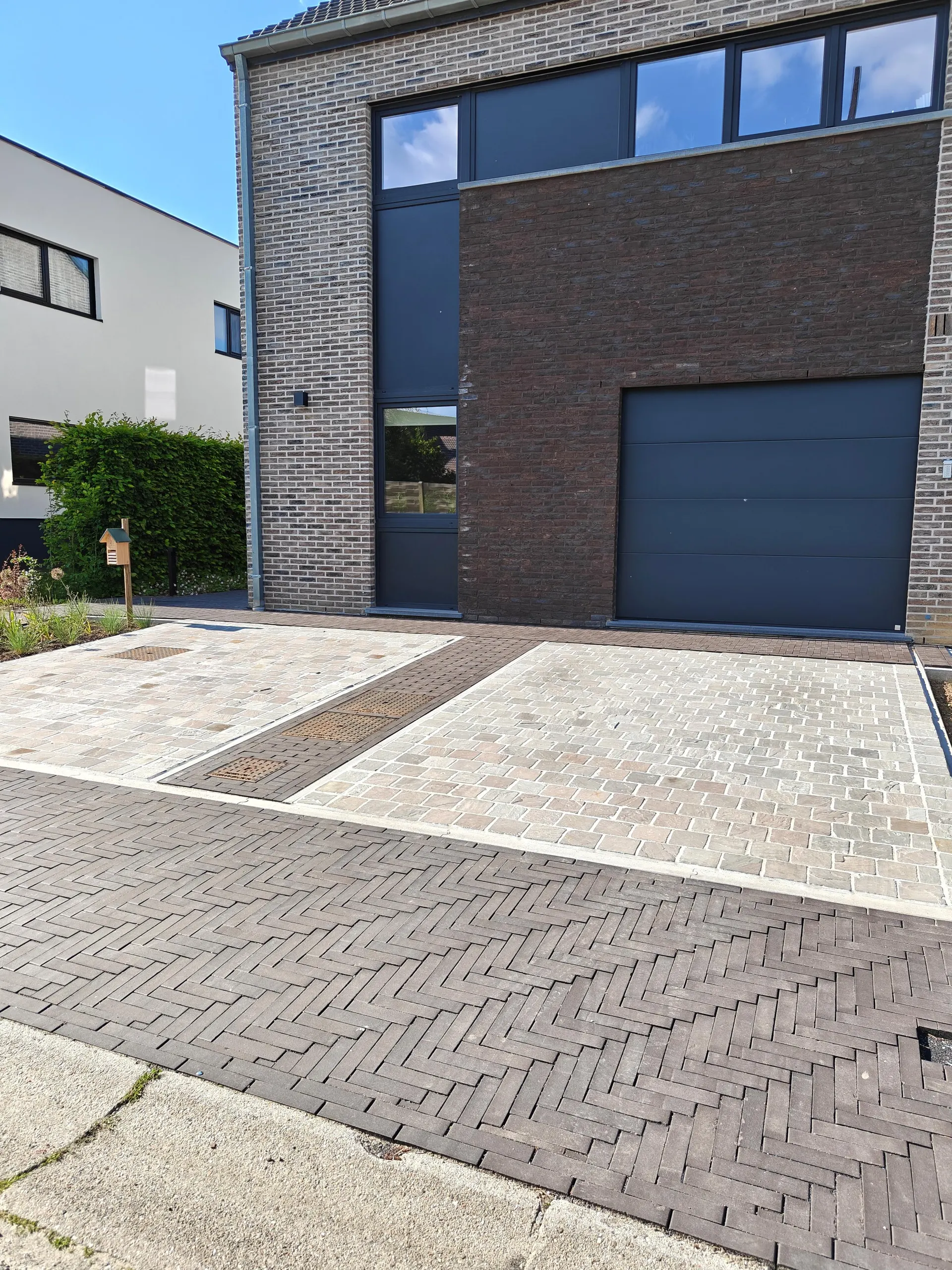 Oprit aangelegd door hoveniersbedrijf De Buitenplaats in Bierbeek.