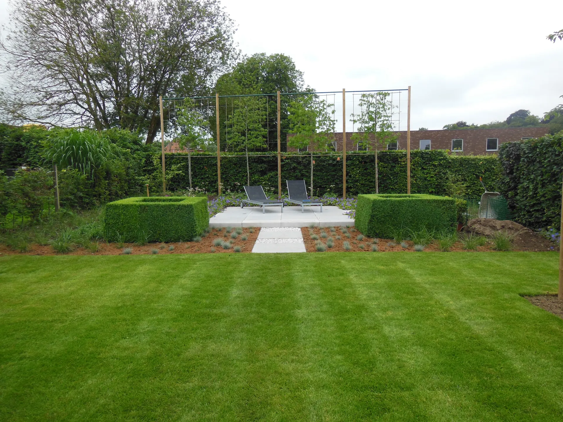 Strakke, moderne tuin aangelegd door De Buitenplaats.